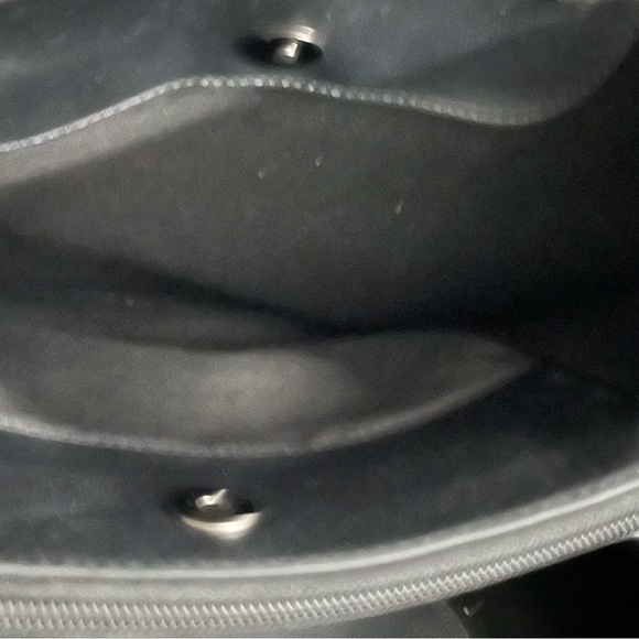 Almost Like New: Black Handbag With Arm Strap Zipper Button Style - Picture 5 of 9